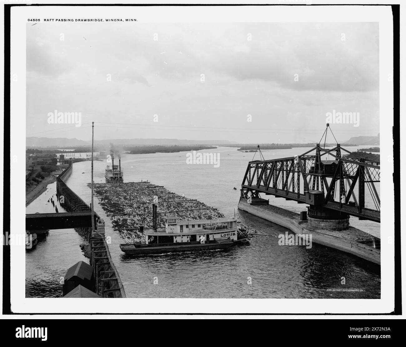 Raft Passing drawbridge, Winona, Minn., Data basata su Detroit, Catalogo F (1899)., Detroit Publishing Co. N. 04505., Gift; State Historical Society of Colorado; 1949., heading(s) in 610 Field(s) UnVerified, Lotus (Stern Wheer) , Rivers. , Ponti oscillanti. , Gomme a poppa. , Industria del legname. , Zattere. , Stati Uniti, Minnesota, Winona. , Stati Uniti, fiume Mississippi. Foto Stock