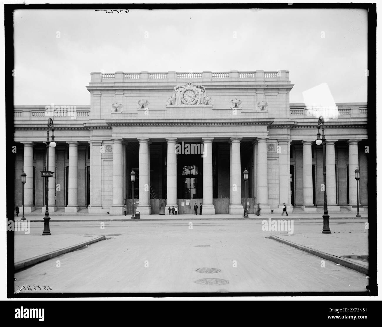 Entrata della Thirty-Second Street, Pennsylvania Station, New York, N.Y., titolo da giacca., "g 7565" in negativo. Detroit Publishing Co. n. 500206., Gift; State Historical Society of Colorado; 1949, Railroad Stations. , Stati Uniti, New York (Stato), New York. Foto Stock