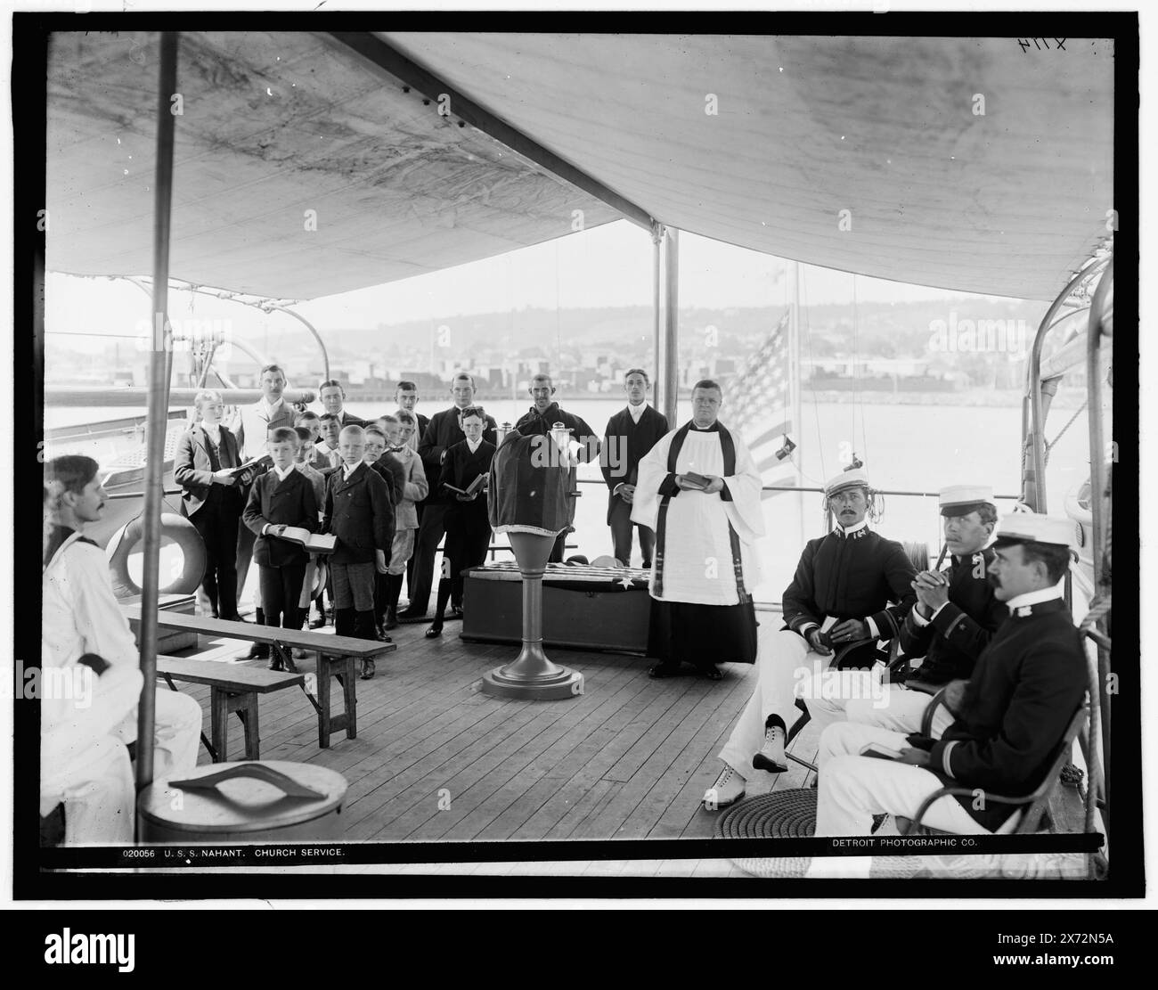 U.S.S. Nahant, servizio religioso, attribuzione a Hart basata sul negativo D4-20049., 'X 114' su negativo., Detroit Publishing Co. N.. 020056., Gift; State Historical Society of Colorado; 1949, Nahant (Ship) , United States., Navy. , Navi torrette, americane. , Ufficiali militari, americani. , Bambini e adulti. , Servizi religiosi. Foto Stock