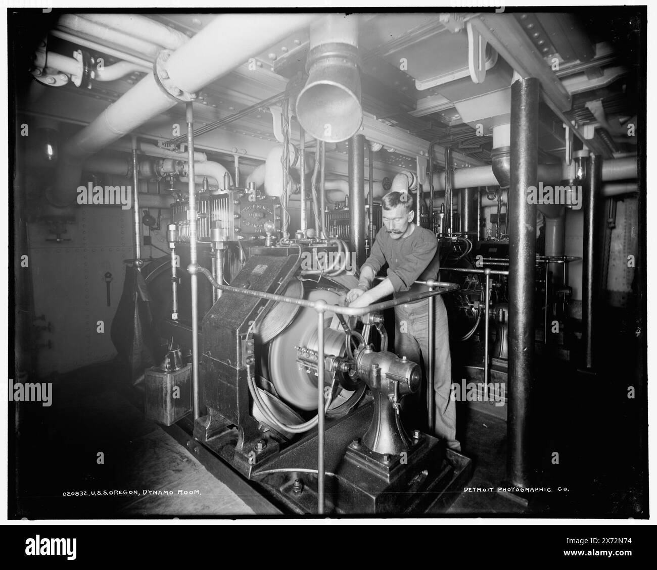U.S.S. Oregon, dynamo room, Attribution based on negative D4-20824., Date based on Detroit, Catalogue J (1901)., Detroit Publishing Co. N. 020832., Gift; State Historical Society of Colorado; 1949, Oregon (Battleship) , Stati Uniti., Navy. Navi da guerra, americane. , Sale macchine. , Marinai, americani. Foto Stock