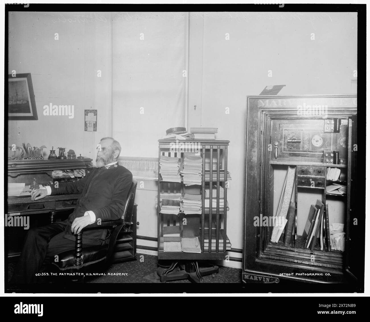 The Paymaster, U.S. Naval Academy, Data basata su Detroit, Catalogue J (1901)., Detroit Publishing Co. N. 021359., Gift; State Historical Society of Colorado; 1949, United States Naval Academy. , Stati Uniti., Marina. , Ufficiali militari, americani. , Uffici. , Università e college. , Istruzione militare. , Stati Uniti, Maryland, Annapolis. Foto Stock
