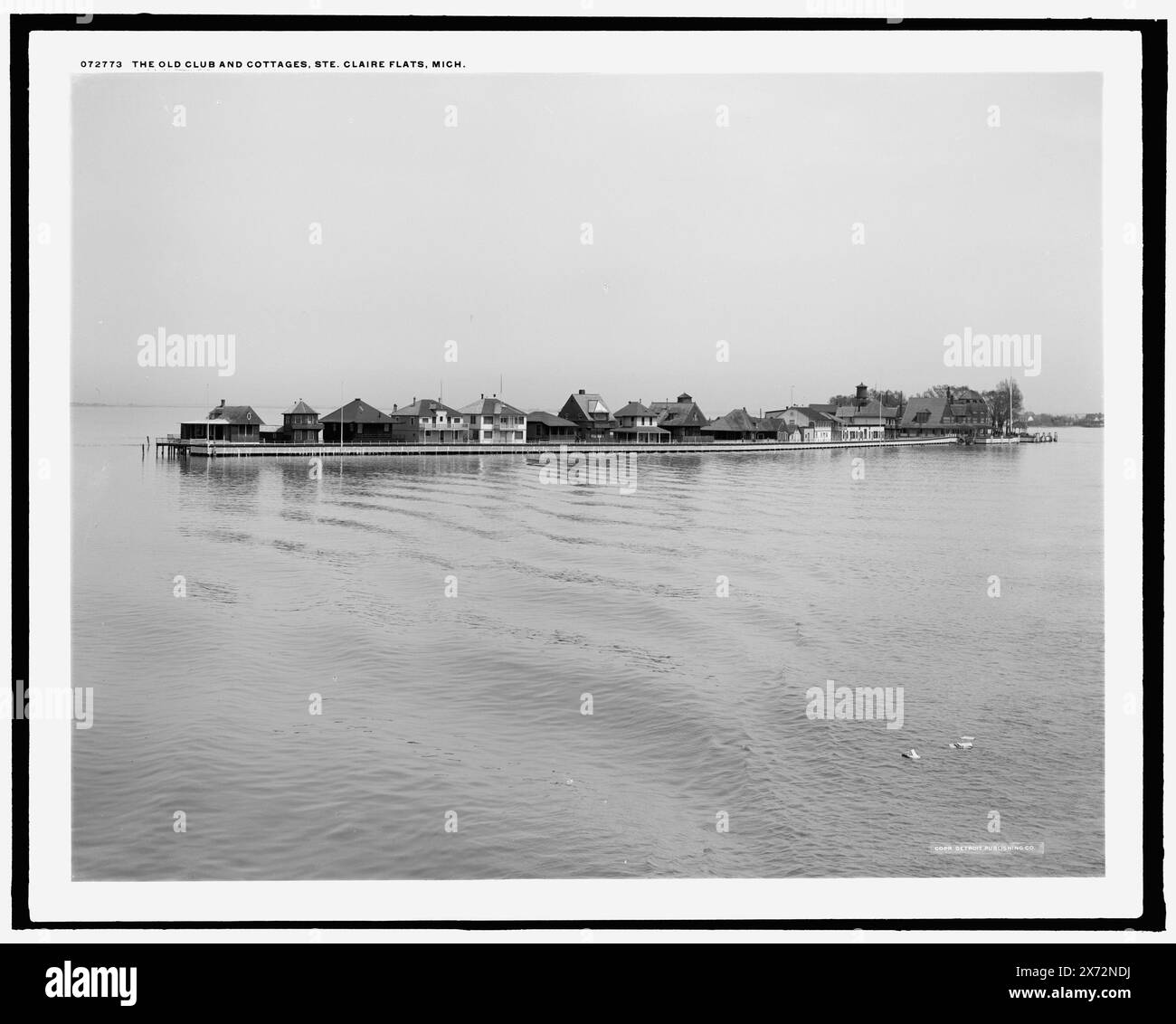 Il vecchio club e cottage, Ste. Claire sic Flats, Mich., 'G 8838' su negative., Detroit Publishing Co. No 072773., Gift; State Historical Society of Colorado; 1949, Clubhouses. , Abitazioni. , Stati Uniti, Michigan, Saint Clair Flats. , Stati Uniti, Michigan, fiume Saint Clair. Foto Stock