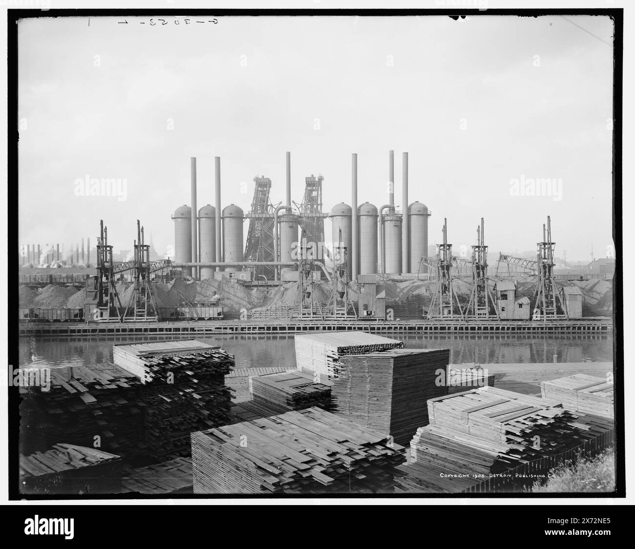 Lo stabilimento di Federal Wire and Steel Co., Cleveland, Ohio, le immagini dei dischi video sono fuori sequenza; l'ordine effettivo da sinistra a destra è 1A-06932, 06931., "G 3053", "G 3054" su negativi., "Onoko" sulla nave da carico. (Fonte: C. Seavey, 2020), Detroit Publishing Co. N. 010922., Gift; State Historical Society of Colorado; 1949, Steel Industry. , Impianti industriali. , Stati Uniti, Ohio, Cleveland. Foto Stock