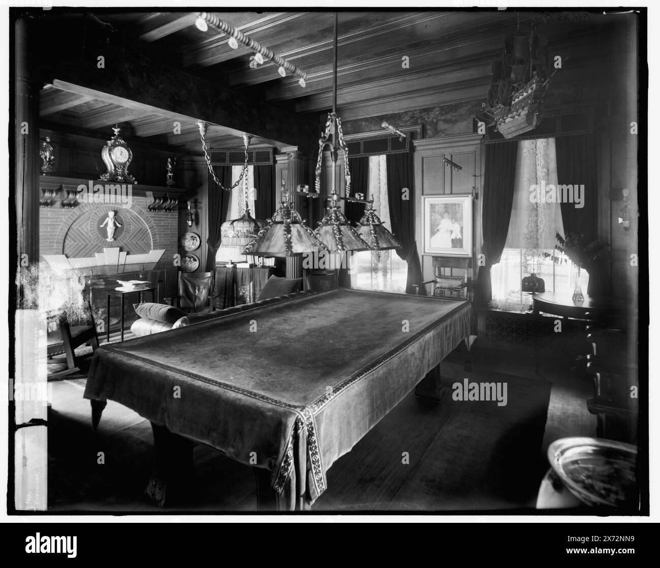 Interno con tavolo da biliardo, titolo ideato dal catalogatore, "108" su negativo., Detroit Publishing Co. N. X 240., omaggio; State Historical Society of Colorado; 1949, sale biliardo. Foto Stock