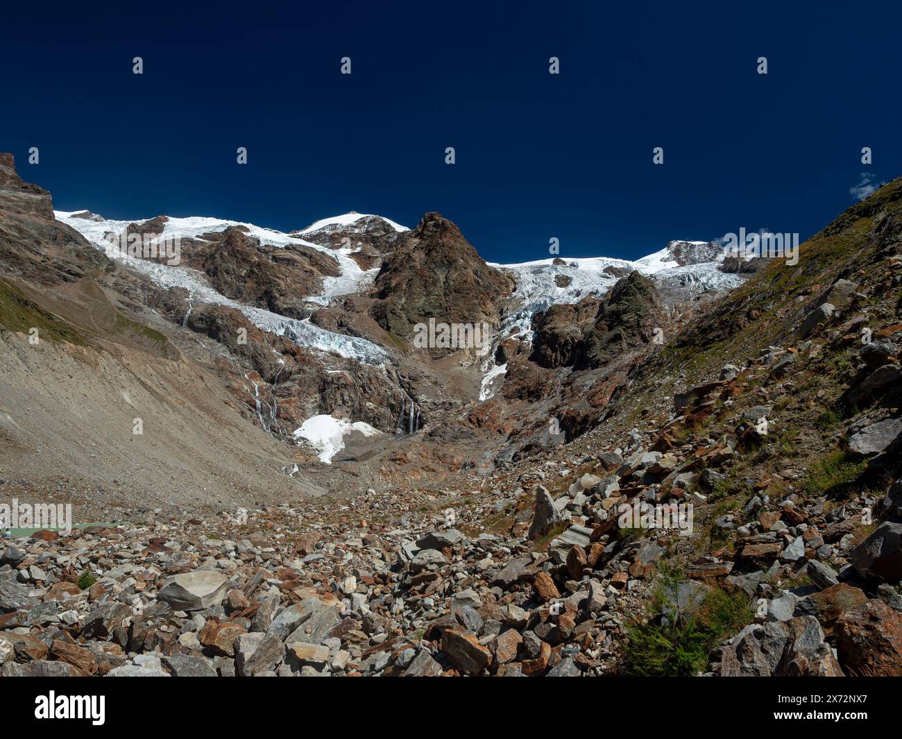 Panorama del monte Lyskamm e del ghiacciaio Lys in estate sul massiccio del Monte Rosa, in Valle d'Aosta. Ritirarsi a causa del cambiamento climatico Foto Stock