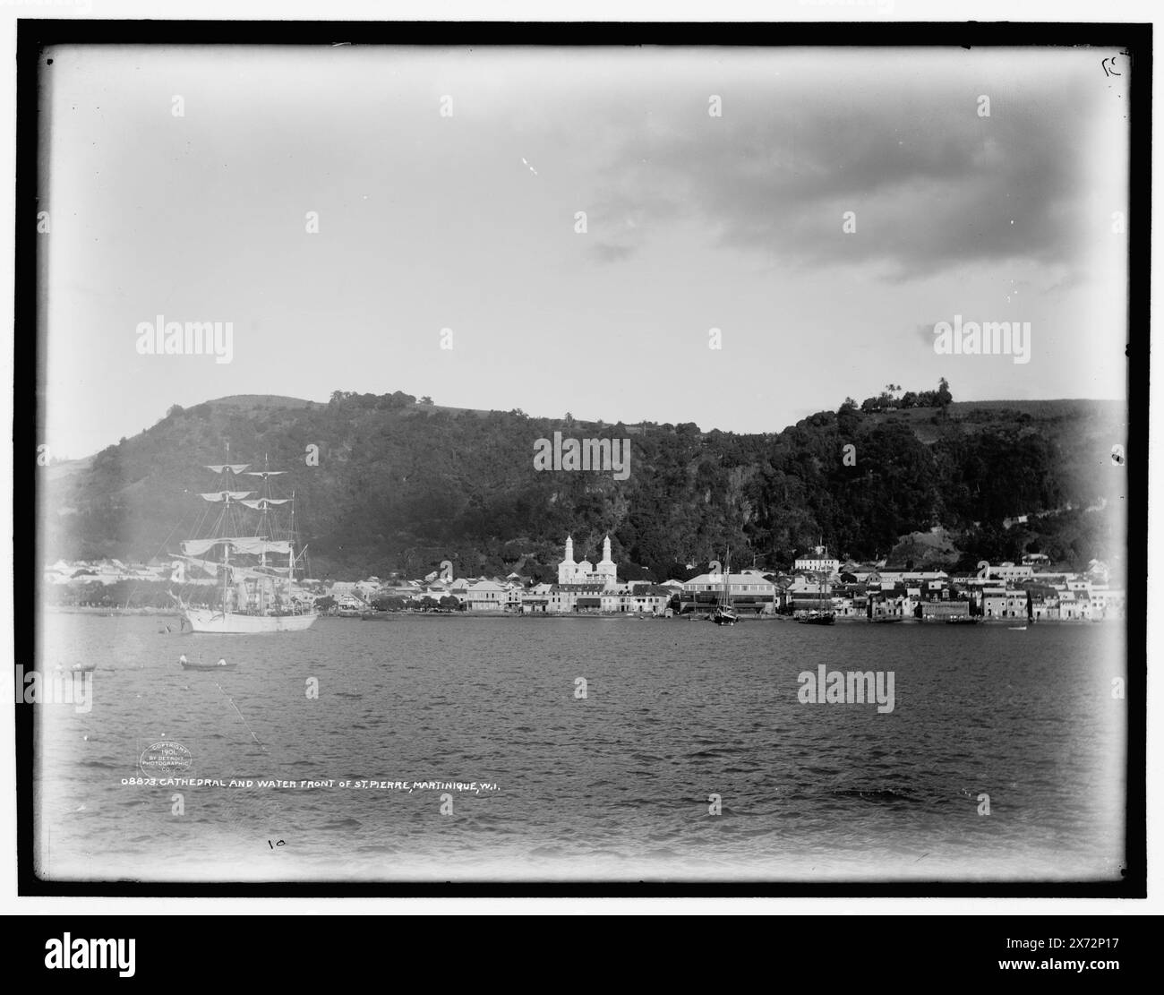 Cattedrale e lungomare di St. Pierre, Martinica, W.I., '37' in negativo., Detroit Publishing Co. N.. 08873., Gift; State Historical Society of Colorado; 1949, Cathedrals. , Fronti d'acqua. Martinica, Saint-Pierre. Foto Stock