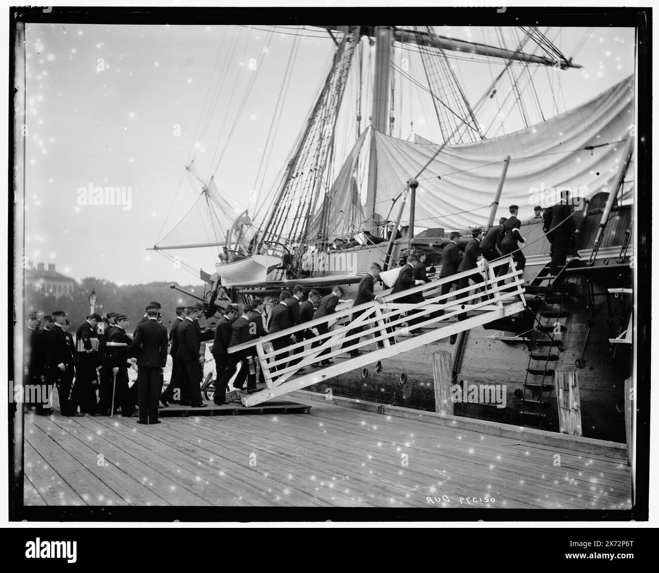 Cadetti che si imbarcano sulla U.S.S. Constellation per la crociera estiva, U.S. Naval Academy, i negativi sono varianti vicine., Data basata su Detroit, Catalogo J (1901)., 'No. 5' su negativo; 'dup' su B negativo., Detroit Publishing Co. N. 021379., Gift; State Historical Society of Colorado; 1949, United States Naval Academy. , Constellation (Frigate) , studenti. Navi da guerra, americane. , Moli e moli. , Università e college. , Istruzione militare. , Stati Uniti, Maryland, Annapolis. Foto Stock