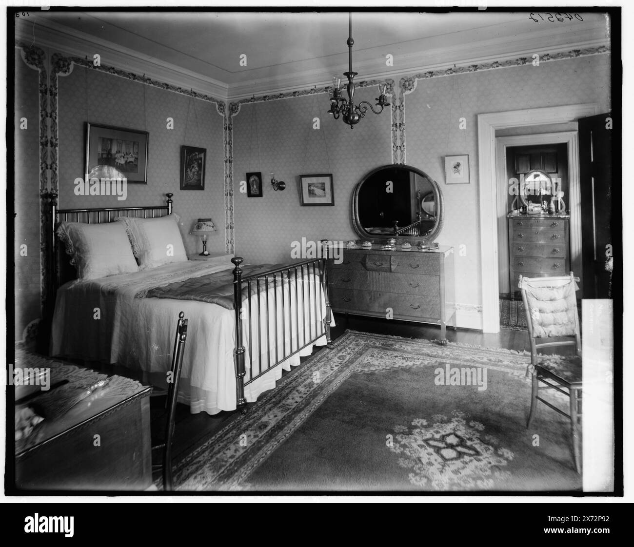 Camera da letto con letto in ottone, titolo ideato dal catalogatore., '103' su negativo., Detroit Publishing Co. N. X 243., Gift; State Historical Society of Colorado; 1949, camere da letto. Foto Stock