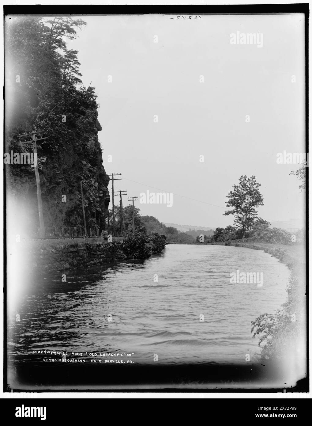 Profile Rock, Old Lapackpicton, on the Susquehanna Near Danville, Pa., Date based on Detroit, Catalogue J (1901)., Detroit Publishing Co. No 012242., Gift; State Historical Society of Colorado; 1949, canali. , Ferrovie. , Formazioni rocciose. , Stati Uniti, Susquehanna River. , Stati Uniti, Pennsylvania, Danville. Foto Stock