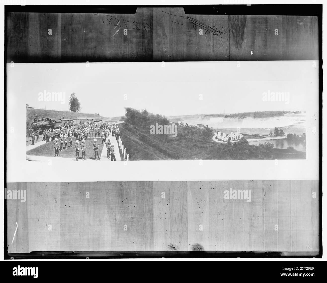 Niagara Falls from Queen Victoria Park, Niagara Falls, Ont., Title from jacket., Photography of a Panoramic Photographic print; Original Photograph Copyricovered 1900 by Detroit Publishing Co., Detroit Publishing Co. N. 042728., Gift; State Historical Society of Colorado; 1949, Waterfalls. , Soldati. , Stati Uniti, New York (Stato), Cascate del Niagara. , Canada, Ontario, Cascate del Niagara. , Canada, Ontario, Cascate del Niagara (città) Foto Stock