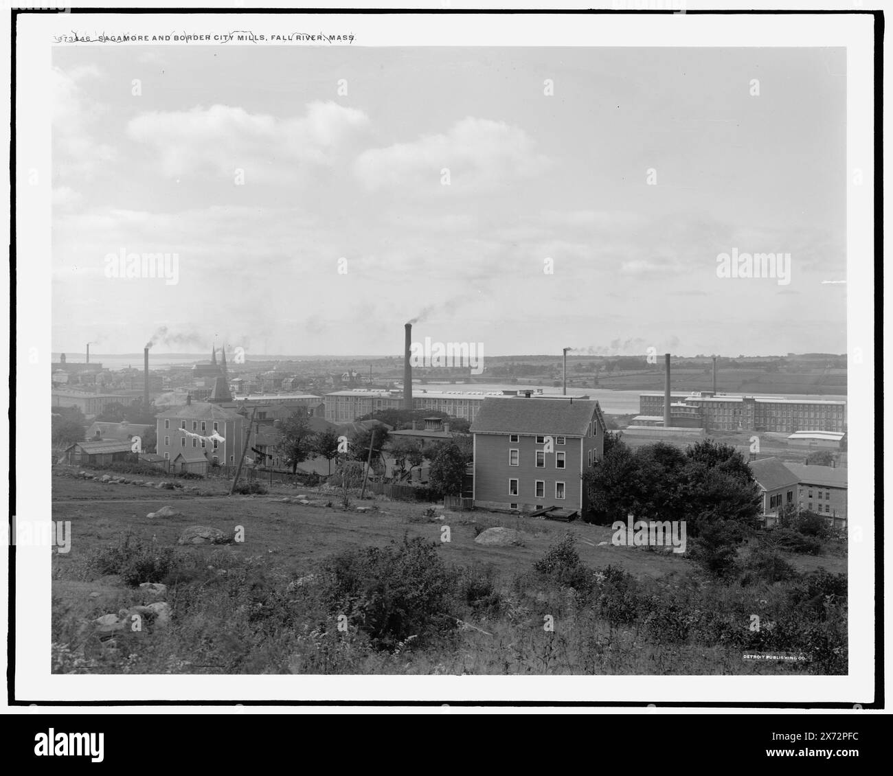 Sagamore and Border City Mills, Fall River, Massachusetts, Detroit Publishing Co. N. 073446., Gift; State Historical Society of Colorado; 1949, Industrial Facilities. , Stati Uniti, Massachusetts, Fall River. Foto Stock