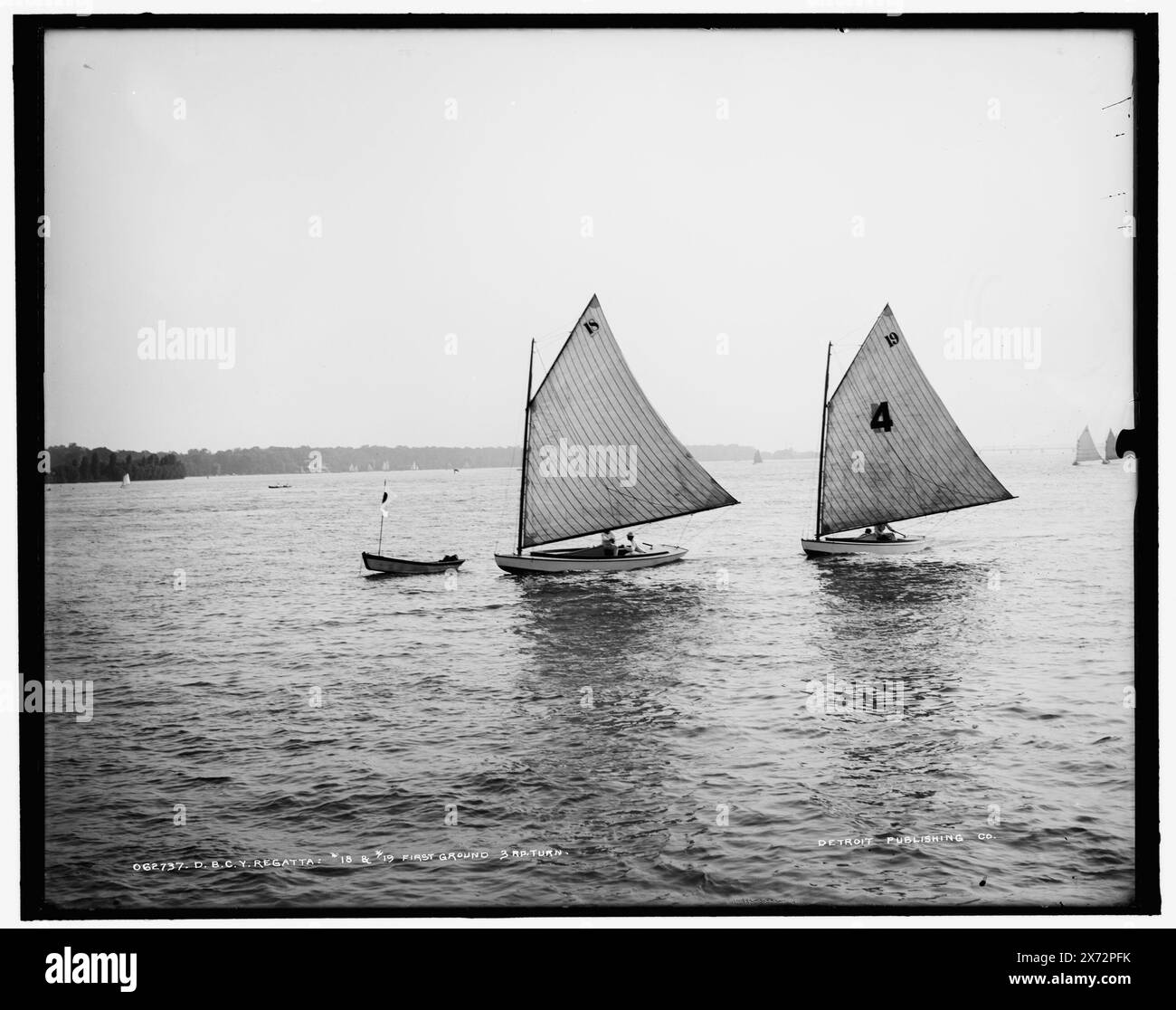 D.B.C.Y. Detroit Boat Club yacht regata, # 18 e # 19, First Ground, 3rd Turn, Detroit Publishing Co. N. 062737., Gift; State Historical Society of Colorado; 1949, Boat clubs. , Yachts. , Regate. Foto Stock