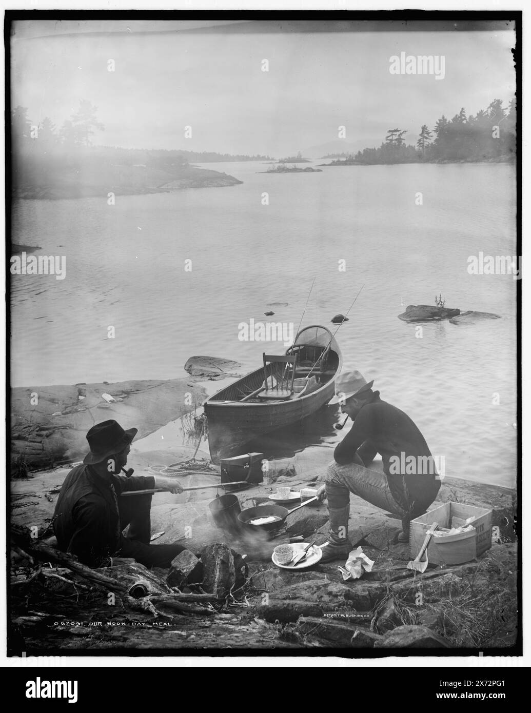 Il nostro pasto di mezzogiorno, Detroit Publishing Co. No 062091., Gift; State Historical Society of Colorado; 1949, cucina all'aperto. , Fronti d'acqua. , Pescatori. Foto Stock