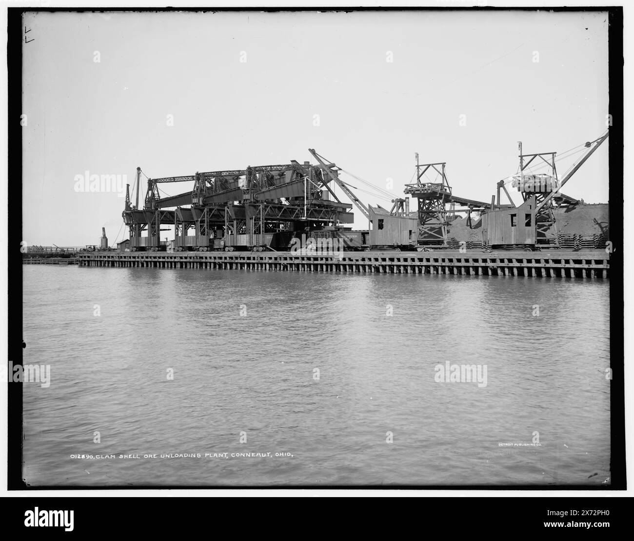 Impianto di scarico del minerale di vongole, Conneaut, Ohio, Data basata su Detroit, Catalogo J (1901)., '77' in negativo., sul lato auto: Ohio River R.R., Detroit Publishing Co. N. 012890., Gift; State Historical Society of Colorado; 1949, moli e moli. , Macchine di sollevamento. , Industria delle ore. , Stati Uniti, Ohio, Conneaut. Foto Stock