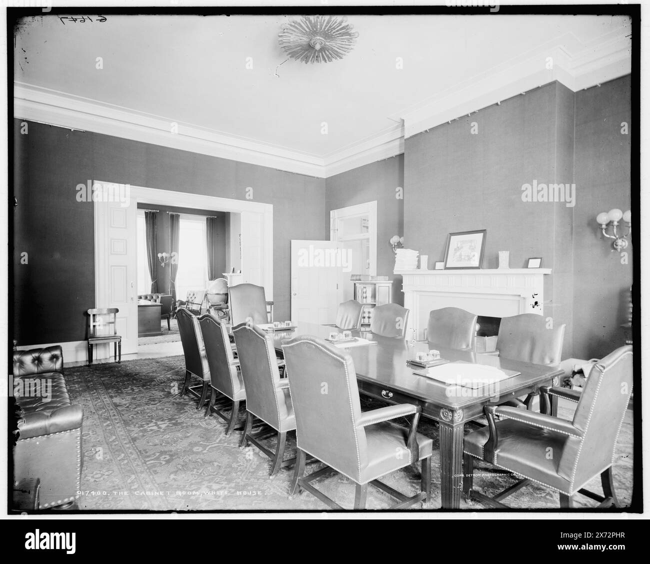 The Cabinet Room, Casa Bianca, 'G 1647' su negativo e trasparenza., trasparenza vetro corrispondente (stesso codice di serie) disponibile su telaio videodisc 1A-30061., Detroit Publishing Co. N.. 017400., Gift; State Historical Society of Colorado; 1949, Casa Bianca (Washington, D.C.) , Residenze ufficiali. , Sale conferenze. , Stati Uniti, Distretto di Columbia, Washington (D.C.) Foto Stock