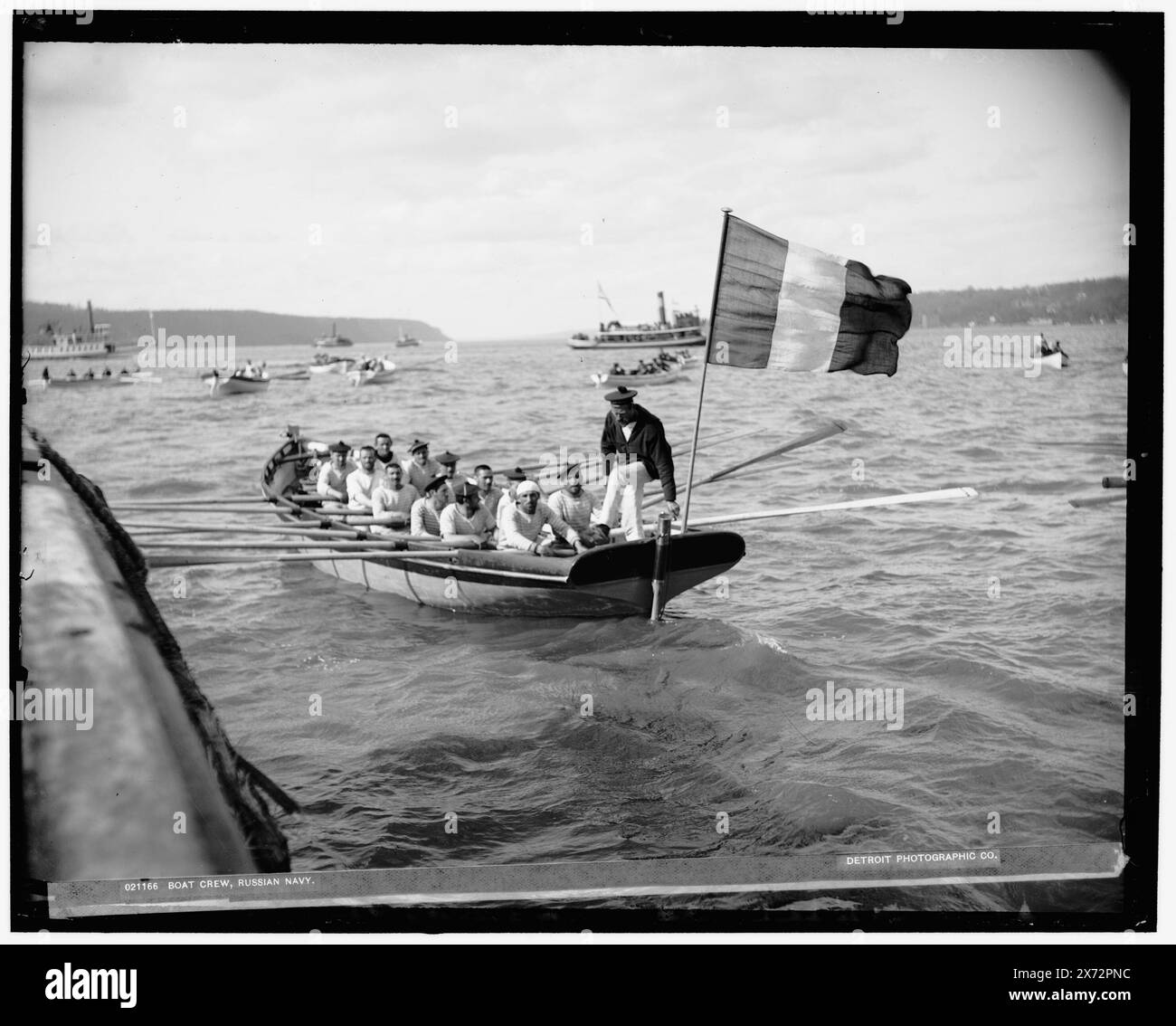 Equipaggio di bordo, marina russa, ossia francese, data basata su negativo D4-21168., '930' e [, .] In negativo, Detroit Publishing Co. N. 021166., Gift; State Historical Society of Colorado; 1949, barche a remi. , Marinai, francese. , Ufficiali militari, francesi. , Columbian Naval Review, 1893. , Navies, francese. , Stati Uniti, New York (Stato) Foto Stock
