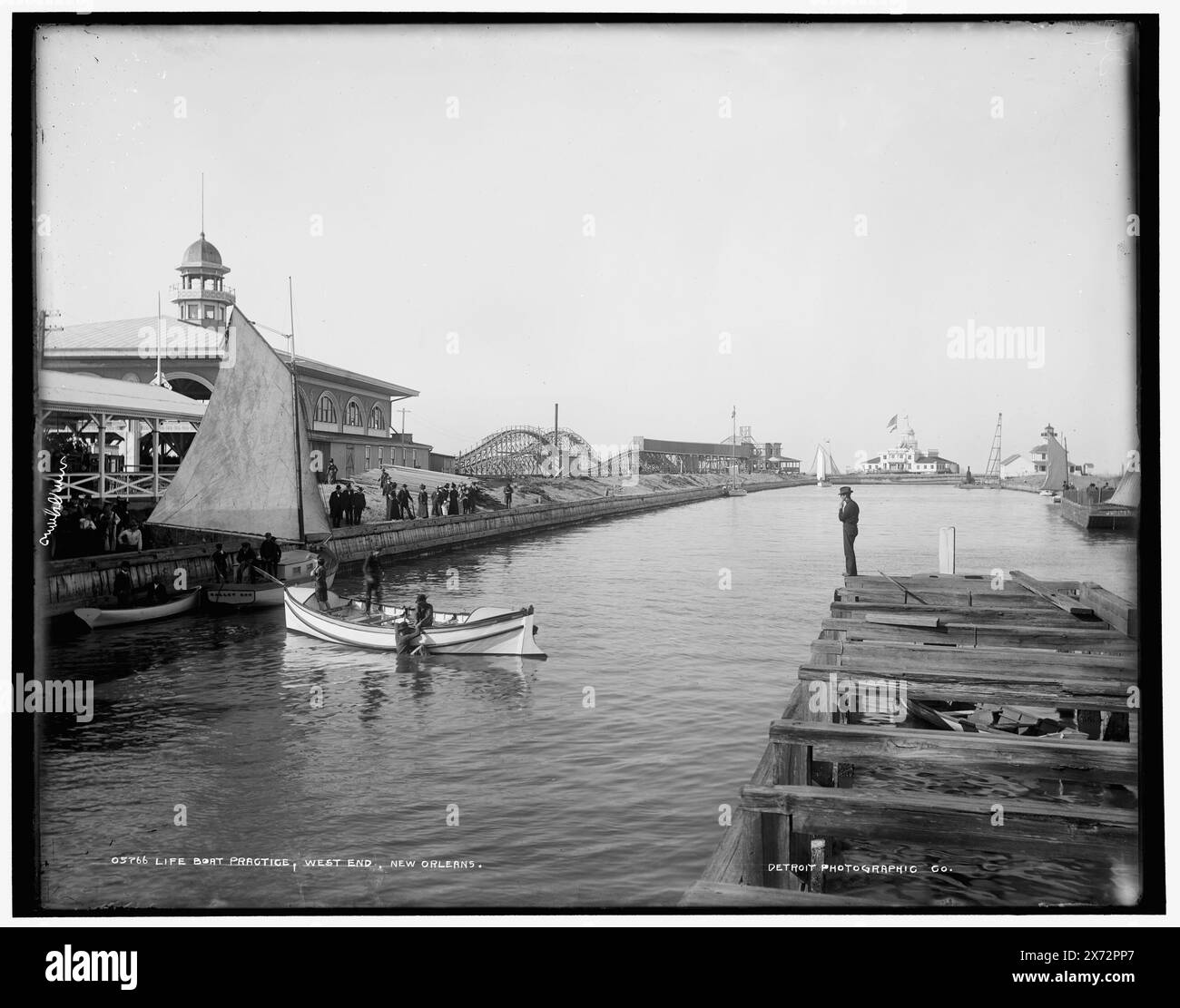 Life boat Practice, West End, New Orleans, Data basata su Detroit, Catalogo J (1901)., Southern Yacht Club in far Right background., Detroit Publishing Co. N. 05766., Gift; State Historical Society of Colorado; 1949, Southern Yacht Club. , Salvavita. , Barche. , Stati Uniti, Louisiana, New Orleans. Foto Stock