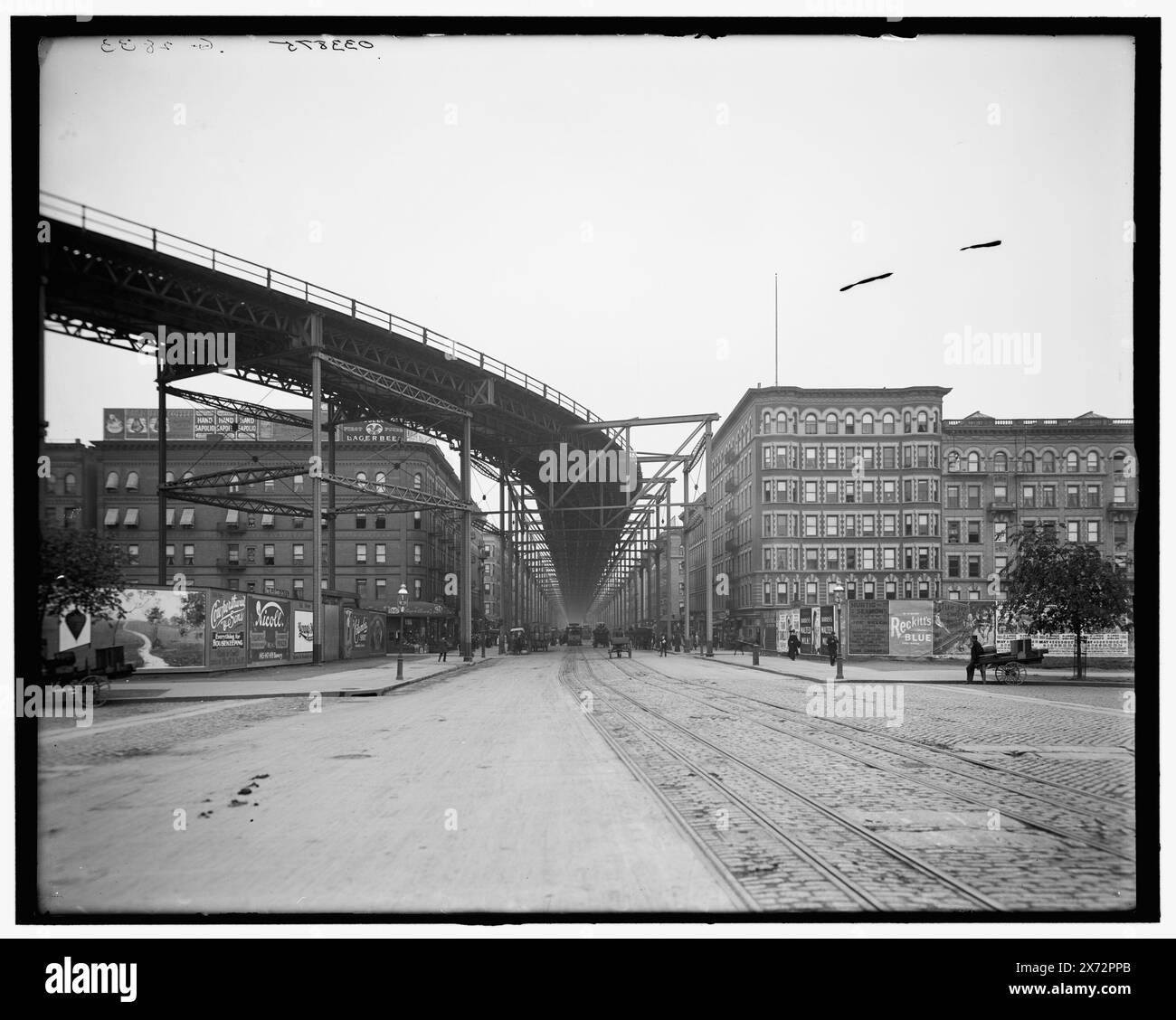 The Raised, Eighth Avenue and 110th Street, New York, Title from jacket., 'G 2833' on negative., Detroit Publishing Co. N. 033875., Gift; State Historical Society of Colorado; 1949, ferrovia sopraelevata. , Strade. , Stati Uniti, New York (Stato), New York. Foto Stock