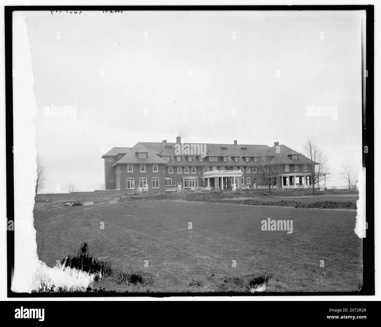 Grosse Pointe country club, Detroit, Mich., titolo da giacca., '5 hop 107' su negativo., Detroit Publishing Co. N. 034571., Gift; State Historical Society of Colorado; 1949, Country Club. , Clubhouse. , Stati Uniti, Michigan, grosse Pointe. Foto Stock