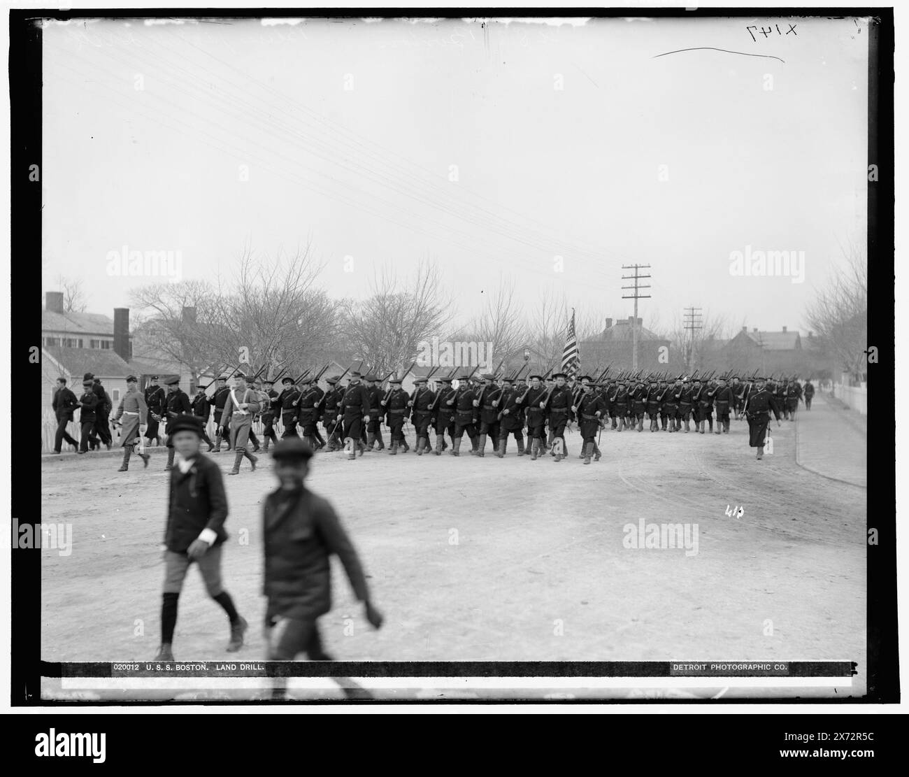 U.S.S. Boston, Land drill, locale e data basati su Detroit, Catalogo J (1901)., "X 147" su negativo., Brooklyn., Detroit Publishing Co. N.. 020012., Gift; State Historical Society of Colorado; 1949, Boston (Cruiser) , Stati Uniti., Navy. , Addestramento militare. , Cantieri navali e stazioni navali. , Marinai, americani. Afroamericani, bambini. , Stati Uniti, New York (Stato), New York. Foto Stock