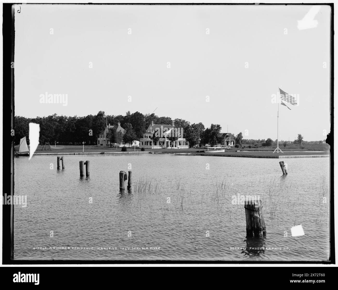 A Summer residence, Harsens ISL., St. Clair River, Date based on Detroit, Catalogue J (1901)., Morgan residence, Saint Clair Flats., Detroit Publishing Co. N. 012260., Gift; State Historical Society of Colorado; 1949, Dwellings. , Fiumi. , Stati Uniti, Michigan, Saint Clair Flats. , Stati Uniti, Michigan, isola di Harsens. Foto Stock