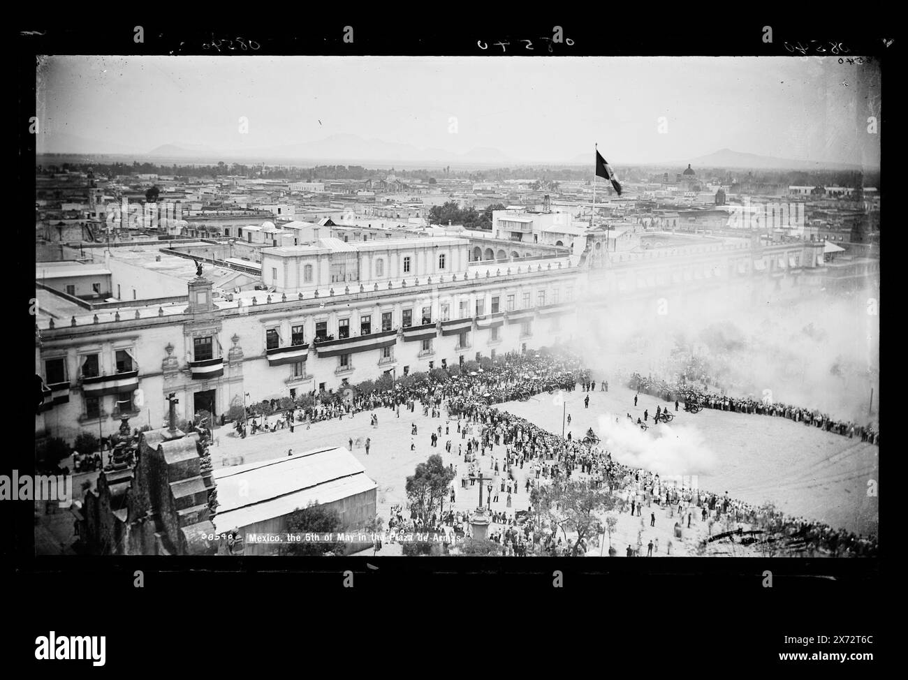 Messico, il 5 maggio nella Plaza de Armas, attribuzione a Jackson basata sul Catalogo delle viste di W.H. Jackson (1898)., Cannons Firing at Right., Detroit Publishing Co. N. X 8540., Gift; State Historical Society of Colorado; 1949, Castelli e palazzi. , Plazas. , Festività. , Cinco de Mayo (festa messicana) , Messico, città del Messico. Foto Stock