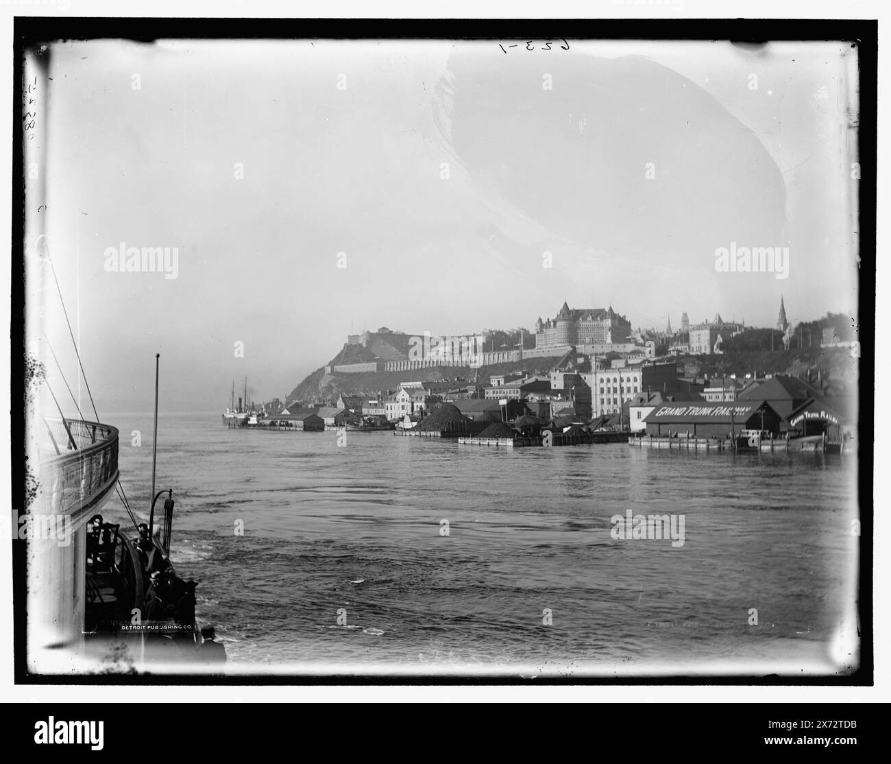 Approaching the City, Quebec, Title from Detroit, Catalogue J (1901)., sul tetto dell'edificio: Grand Trunk Railway., Detroit Publishing Co. N. 08825., Gift; State Historical Society of Colorado; 1949, Waterfront. , Canada, Quebec (Provincia), Quebec. Foto Stock