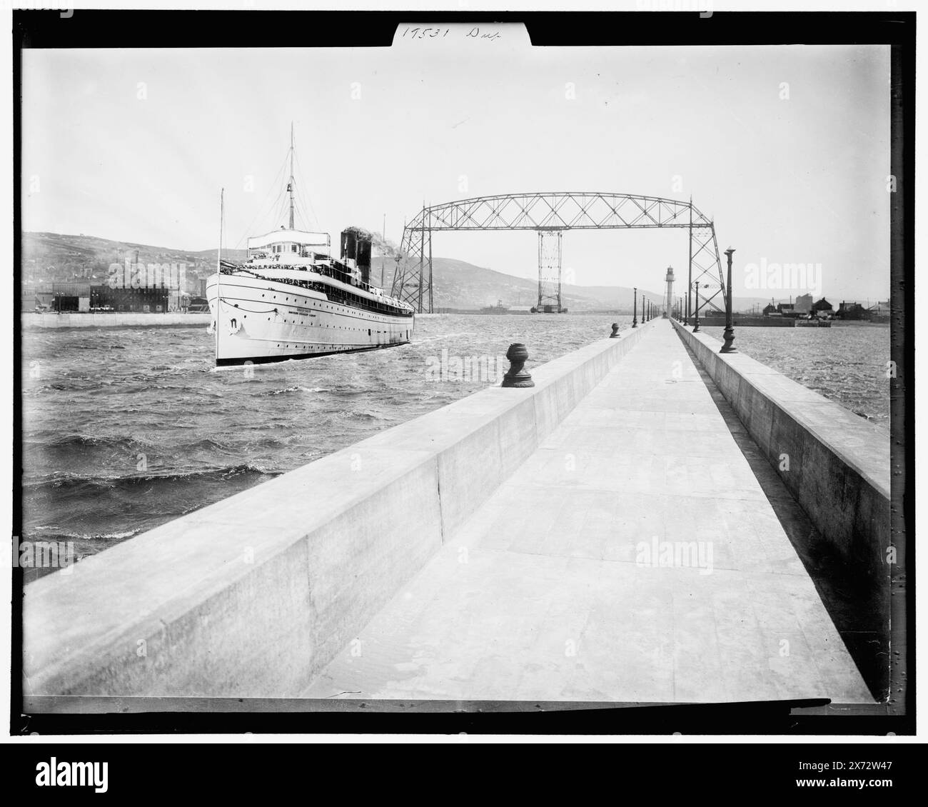 Ship Canal Looking in, Duluth, Minn., Title and date from Detroit, Catalogue P (1906)., 'Dup' on negative., Detroit Publishing Co. N. 019531., Gift; State Historical Society of Colorado; 1949, canali. , Ponti di trasporto. , Stati Uniti, Minnesota, Duluth. Foto Stock