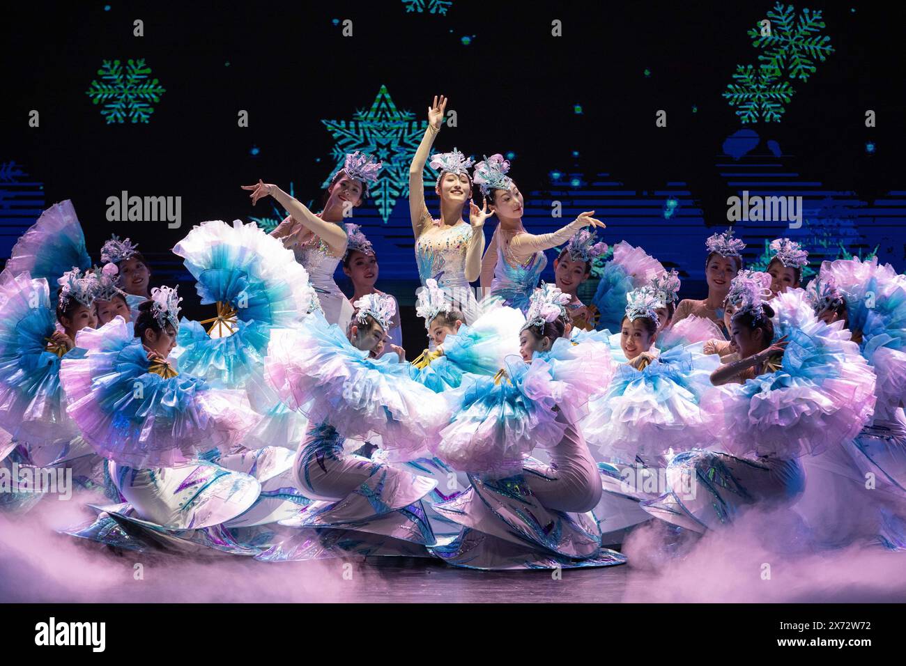 Harbin, la provincia cinese di Heilongjiang. 17 maggio 2024. Gli artisti mettono in scena una performance durante l'ottava China-Russia Expo ad Harbin, nella provincia di Heilongjiang, nel nord-est della Cina, 17 maggio 2024. Crediti: Xie Jianfei/Xinhua/Alamy Live News Foto Stock