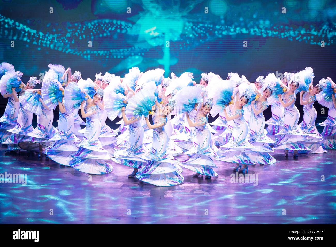 Harbin, la provincia cinese di Heilongjiang. 17 maggio 2024. Gli artisti mettono in scena una performance durante l'ottava China-Russia Expo ad Harbin, nella provincia di Heilongjiang, nel nord-est della Cina, 17 maggio 2024. Crediti: Zhang Tao/Xinhua/Alamy Live News Foto Stock
