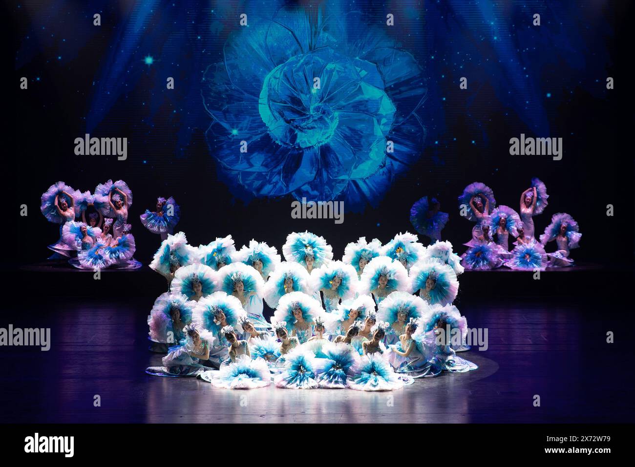 Harbin, la provincia cinese di Heilongjiang. 17 maggio 2024. Gli artisti mettono in scena una performance durante l'ottava China-Russia Expo ad Harbin, nella provincia di Heilongjiang, nel nord-est della Cina, 17 maggio 2024. Crediti: Zhang Tao/Xinhua/Alamy Live News Foto Stock