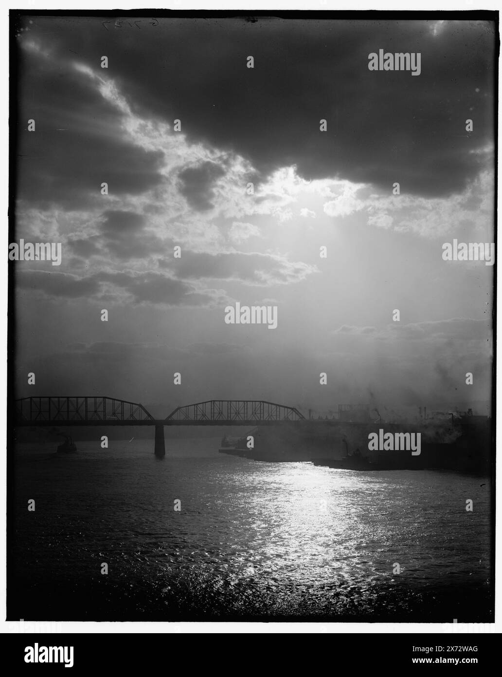 Sunset on the Ohio, Cincinnati, Ohio, Title from jacket., 'G 7127' on negative., Detroit Publishing Co. N. 039801., Gift; State Historical Society of Colorado; 1949, albe e tramonti. , Fiumi. , Stati Uniti, Ohio, Cincinnati. , Stati Uniti, fiume Ohio. Foto Stock