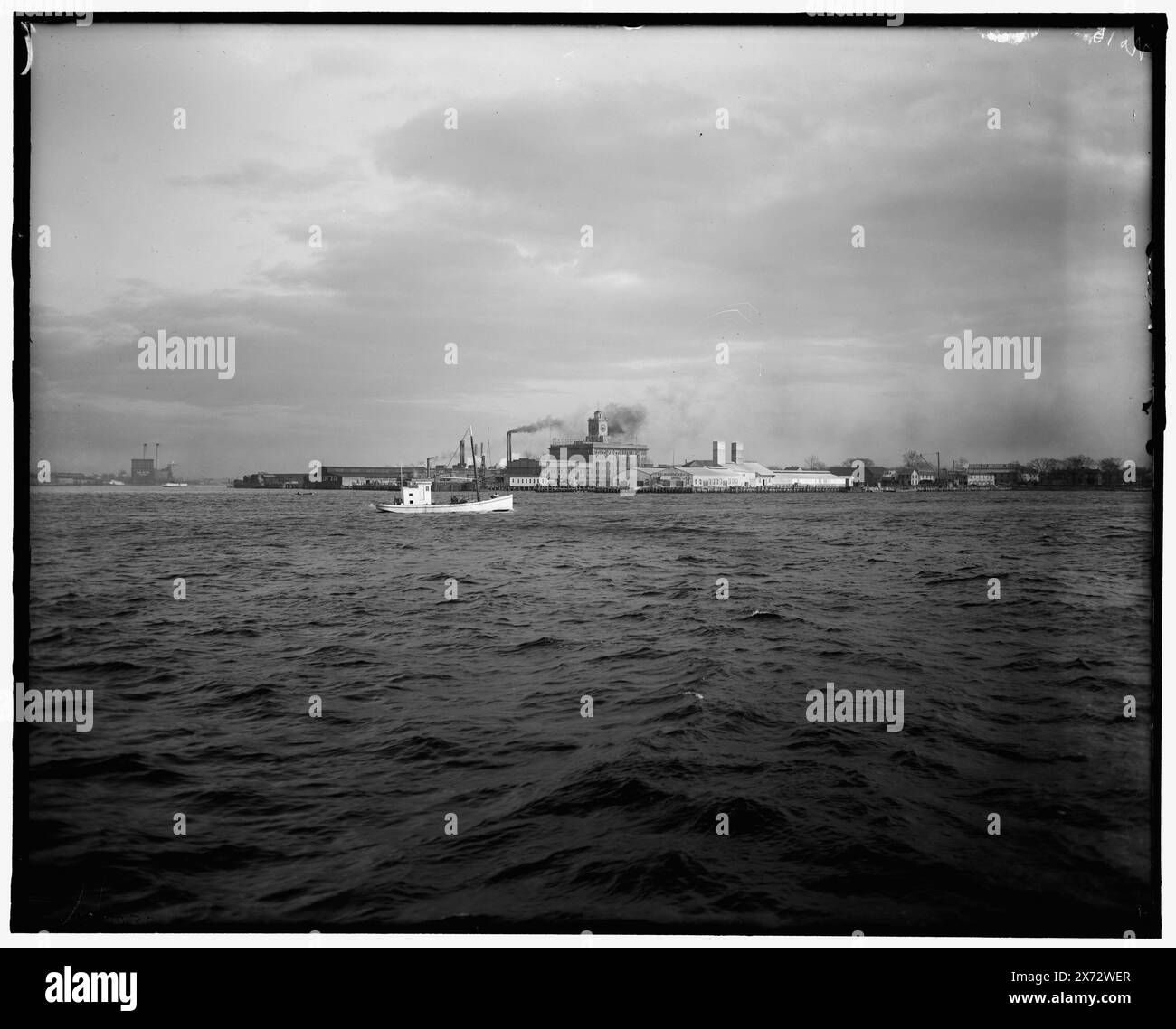 Waterfront, sezione Berkeley, Norfolk, Virginia, titolo da giacca. 'No. 15' in negativo., Detroit Publishing Co. no 500784., Gift; State Historical Society of Colorado; 1949, Stati Uniti, Virginia, Norfolk. Foto Stock