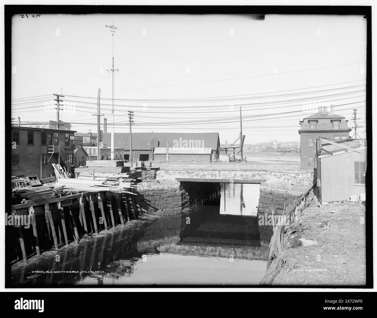 Old North Bridge, Salem, Mass., 'No. 15' su negative., Detroit Publishing Co. No 078026., Gift; State Historical Society of Colorado; 1949, Bridges. , Fronti d'acqua. , Stati Uniti, Massachusetts, Salem. Foto Stock