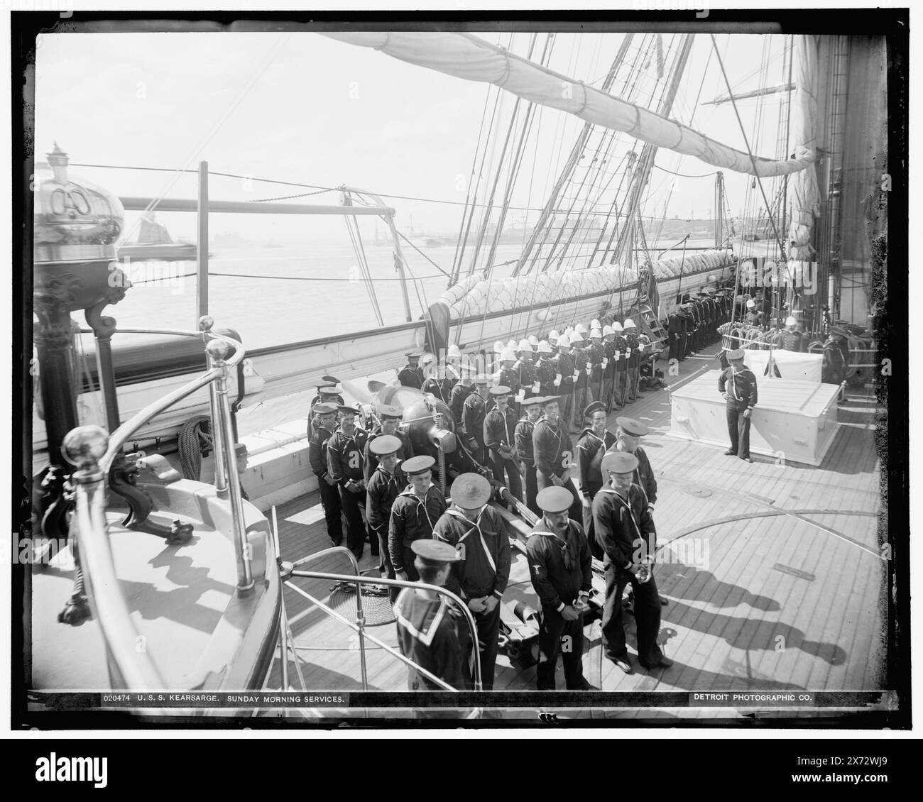 U.S.S. Kearsarge, Sunday Morning Services, Date based on Detroit, Catalogue J (1901)., Detroit Publishing Co. N. 020474., Gift; State Historical Society of Colorado; 1949, Kearsarge (Screw sloop-of-War) , Stati Uniti., Navy. , Cruisers (navi da guerra), americano. , Marinai, americani. , Servizi religiosi. Foto Stock