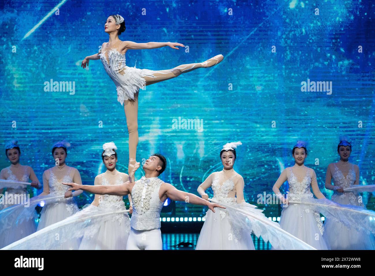Harbin, la provincia cinese di Heilongjiang. 17 maggio 2024. Gli artisti mettono in scena una performance durante l'ottava China-Russia Expo ad Harbin, nella provincia di Heilongjiang, nel nord-est della Cina, 17 maggio 2024. Crediti: Xie Jianfei/Xinhua/Alamy Live News Foto Stock