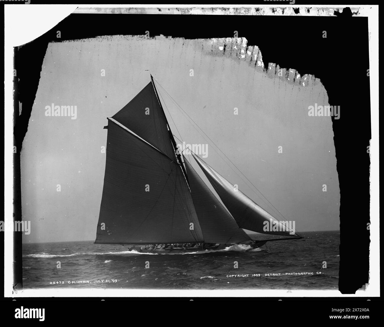 Columbia, corrispondente vetro trasparente (stesso codice di serie) disponibile su telaio videodisc 1A-28916., Detroit Publishing Co. N.. 05475., Gift; State Historical Society of Colorado; 1949, Columbia (Sloop) , Yachts. Foto Stock