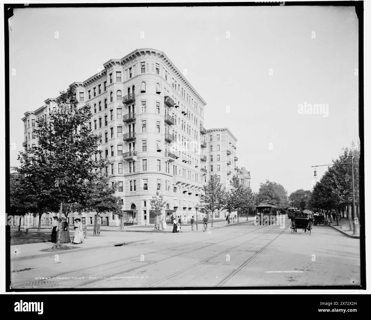 Connecticut Avenue, Washington, D.C., include Stoneleigh Court Apartment Building., Detroit Publishing Co. N. 017447., Gift; State Historical Society of Colorado; 1949, Streets. , Case di appartamenti. , Stati Uniti, Distretto di Columbia, Washington (D.C.) Foto Stock