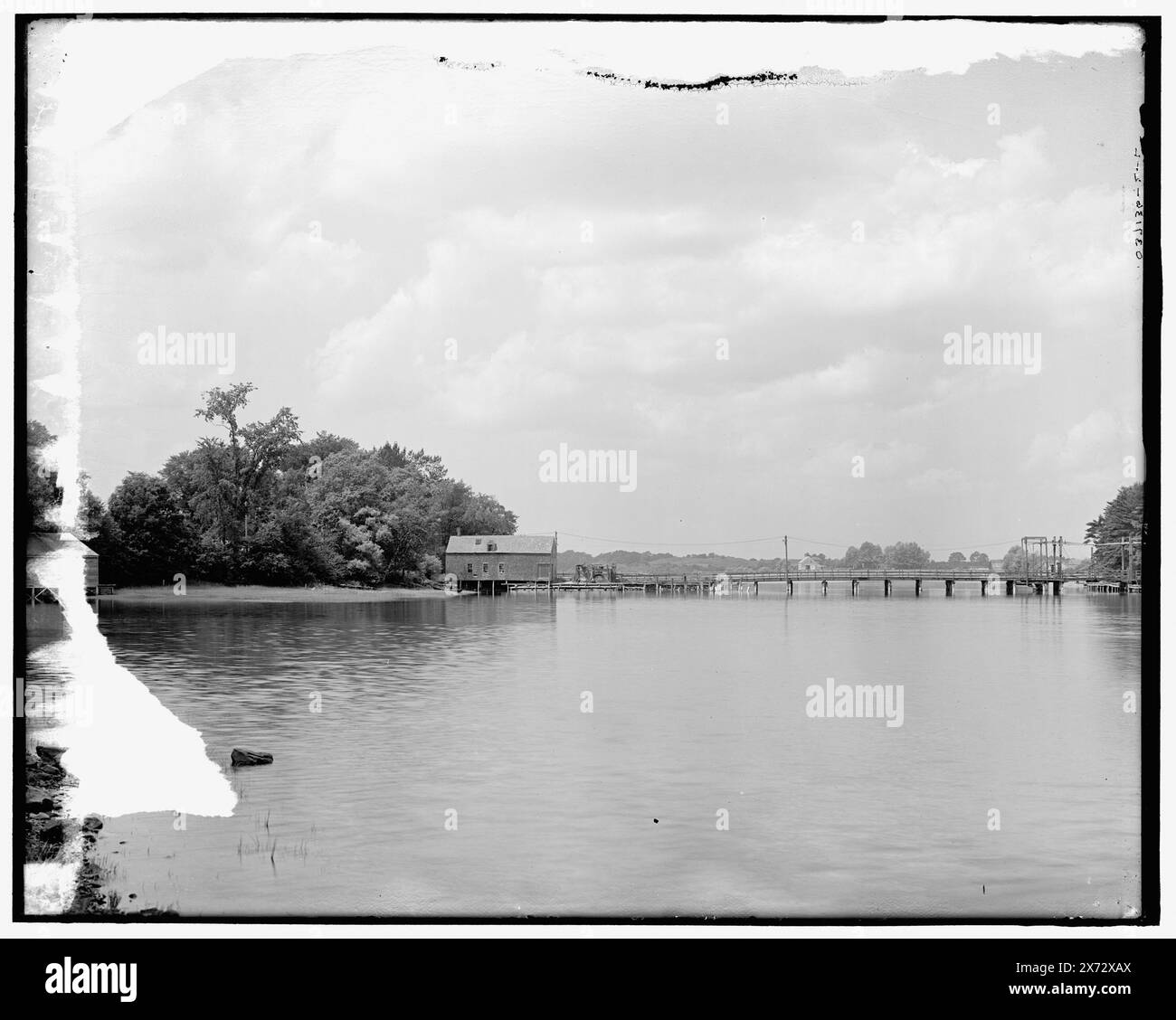 Sewall's Bridge & Country club, York, me. Titolo da giacca., originariamente la sezione sinistra di un panorama in due parti; sezione destra non in collezione., '4285' su negativo., Detroit Publishing Co. N. 037136., Gift; State Historical Society of Colorado; 1949, pile Bridges. , Fiumi. , Stati Uniti, Maine, York River. Stati Uniti, Maine, York. Foto Stock