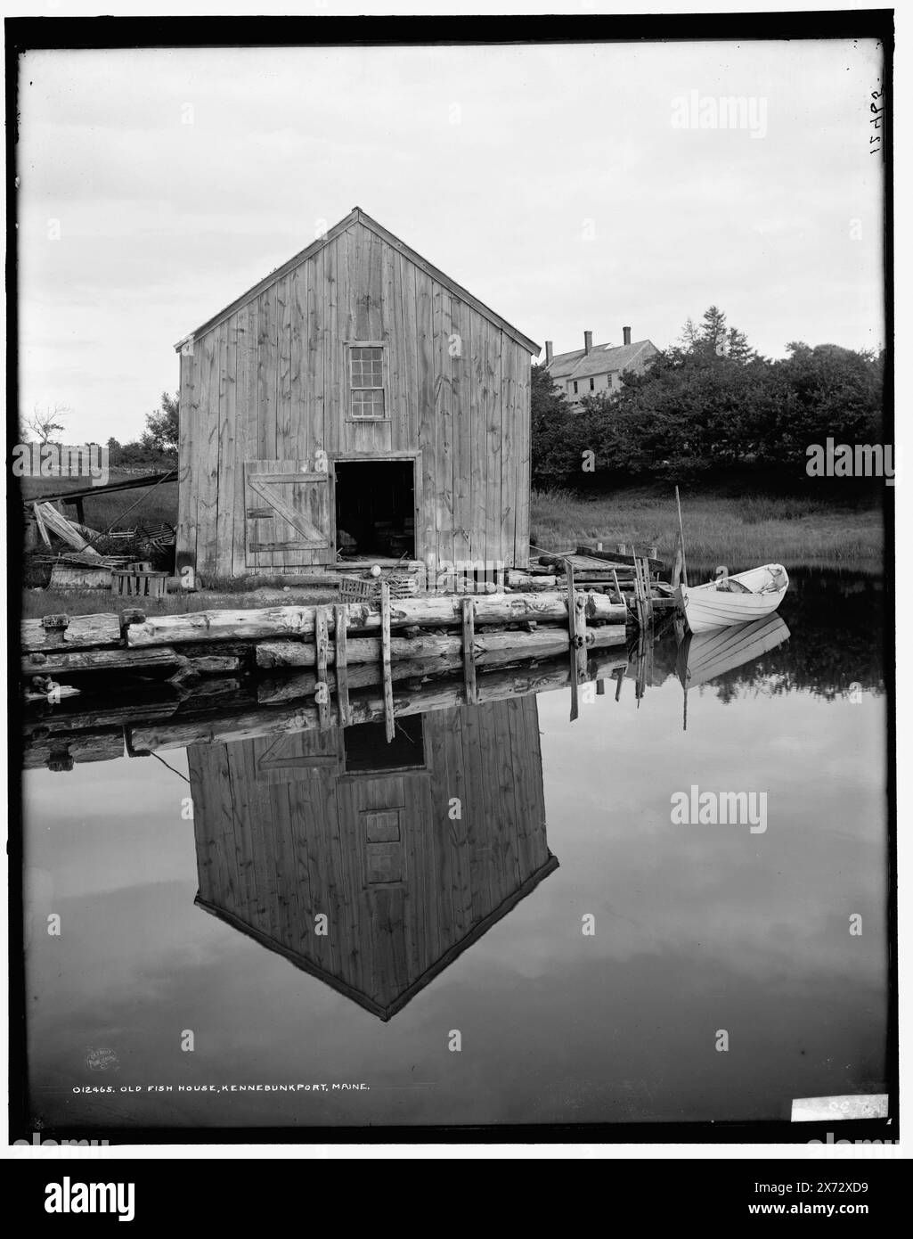 Old Fish House, Kennebunk Port, vale a dire Kennebunkport, Maine, Detroit Publishing Co. N. 012465., Gift; State Historical Society of Colorado; 1949, industria della pesca. , Fronti d'acqua. , Stati Uniti, Maine, Kennebunkport. Foto Stock