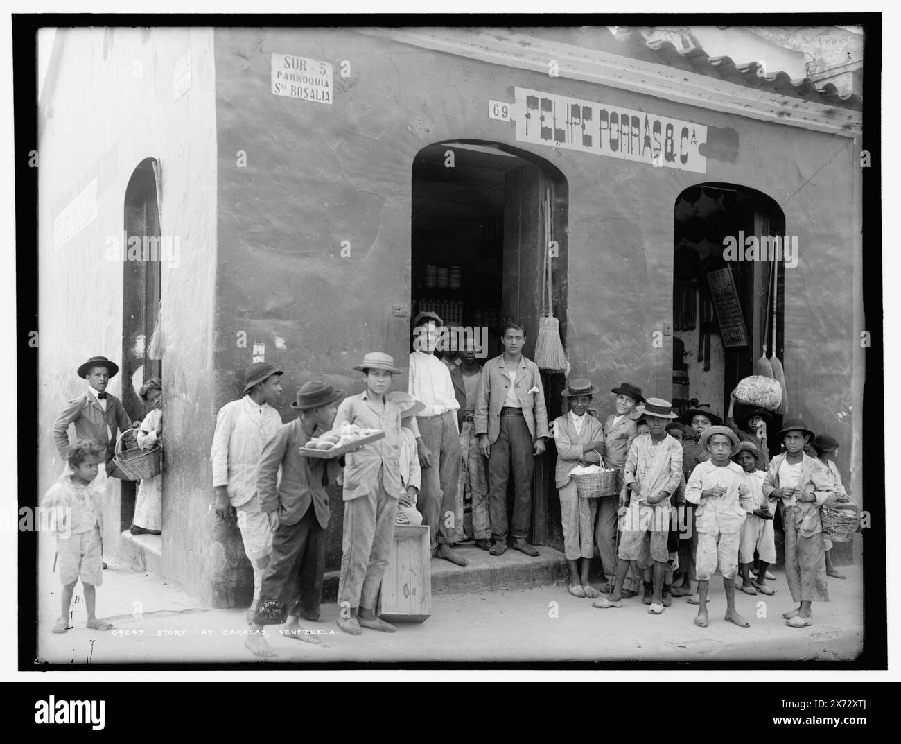 Negozio a Caracas, Venezuela, Data basata su Detroit, Catalogo P (1906)., '30' in negativo., Detroit Publishing Co. N. 09247., Gift; State Historical Society of Colorado; 1949, negozi e negozi. , Bambini. , Venezuela, Caracas. Foto Stock