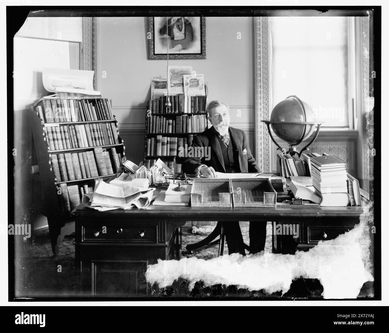 Ufficiale del Bureau alla sua scrivania, A, titolo da giacca., '212' su giacca., Detroit Publishing Co. No 032423., Gift; State Historical Society of Colorado; 1949, Stati Uniti., Bureau of Yard and Docks. , Interni. , Stati Uniti, Distretto di Columbia, Washington (D.C.) Foto Stock