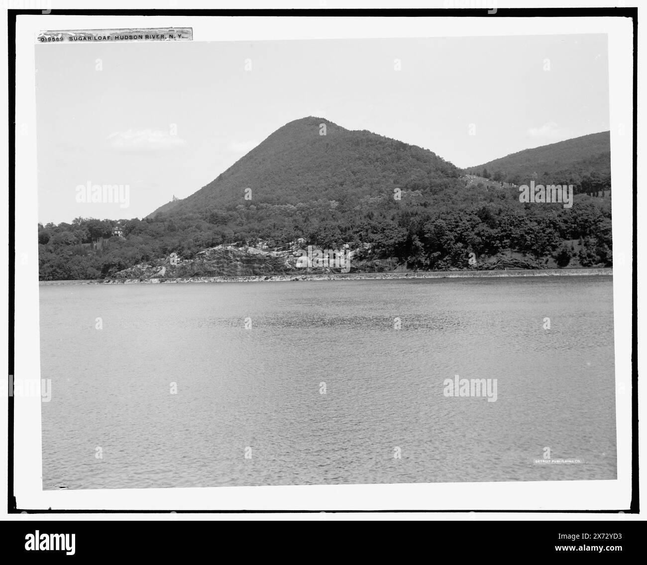 Sugar Loaf, Hudson River, N.Y., Date based on Detroit, Catalogue P (1906)., 'G 4094' on negative., Detroit Publishing Co. N.. 019569., Gift; State Historical Society of Colorado; 1949, Rivers. , Colline. , Stati Uniti, New York (Stato), fiume Hudson. Foto Stock