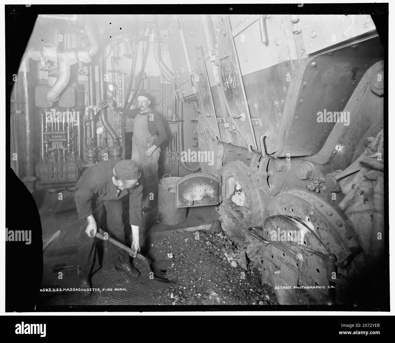 U.S.S. Massachusetts, Fire room, Attribution based on negative D4-20590., Date based on Detroit, Catalogue J (1901)., Detroit Publishing Co. N. 020593., Gift; State Historical Society of Colorado; 1949, Massachusetts (Battleship : 1896-1920) , Stati Uniti., Navy. Navi da guerra, americane. , Caldaie. , Interni. , Marinai, americani. , Carbone. Foto Stock