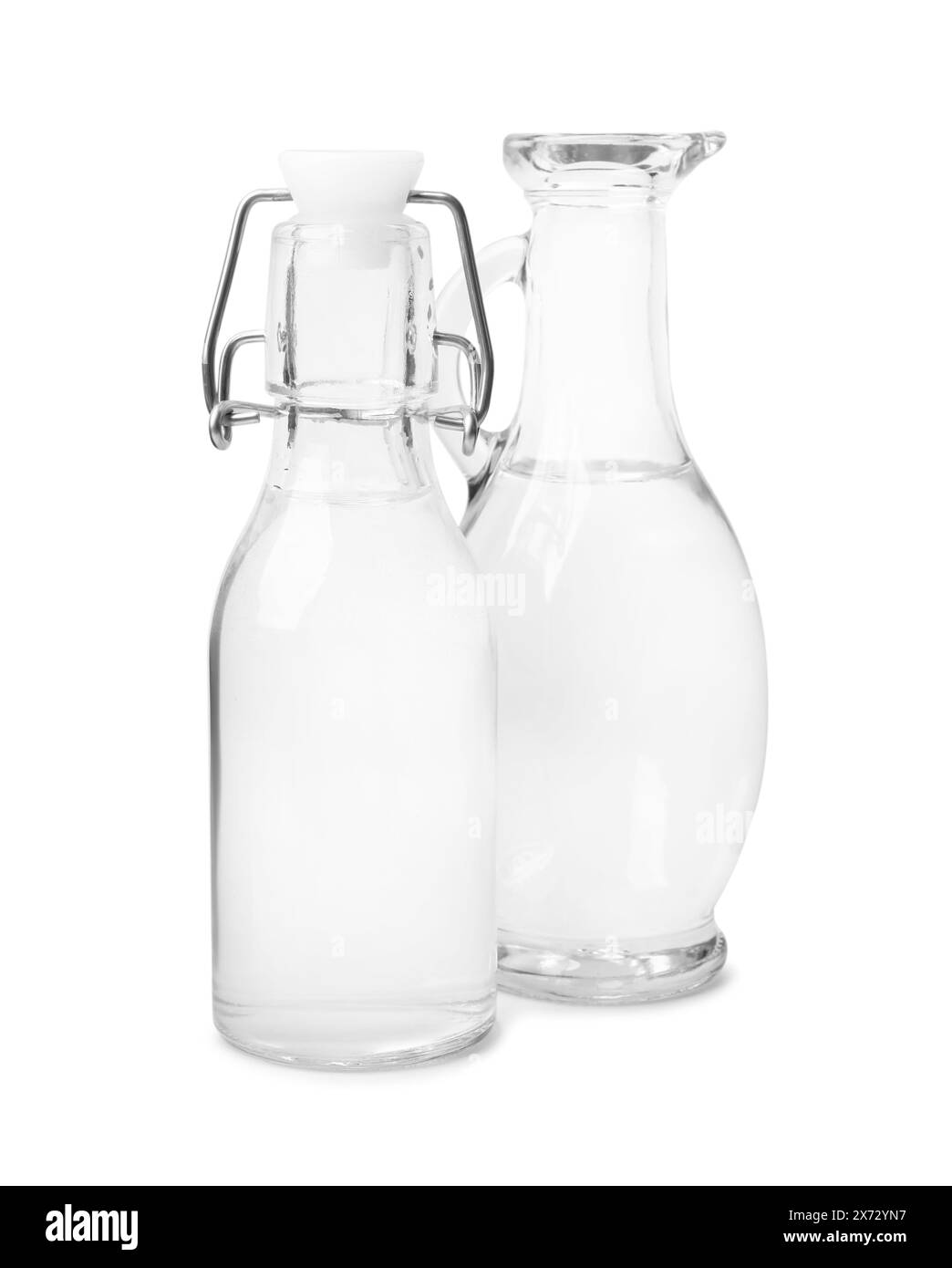 Aceto in flacone di vetro e caraffa isolato su bianco Foto Stock