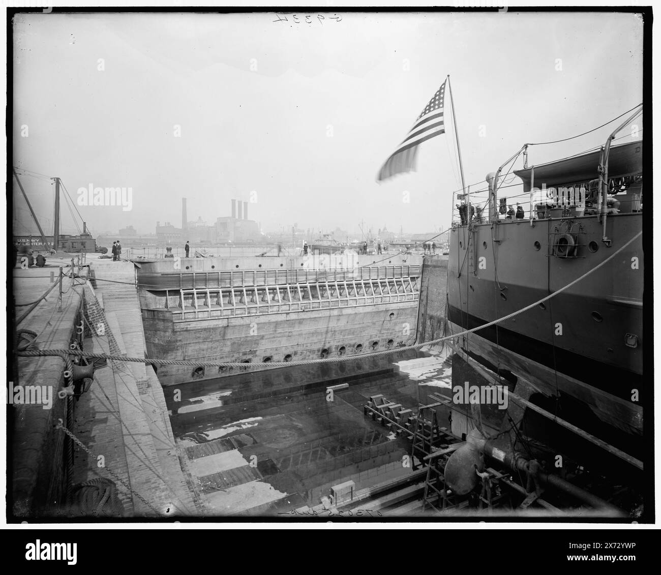 Brooklyn Navy Yard, molo n. 4 cancelli, i negativi sono varianti., 'Dup' su B negativo., Detroit Publishing Co. N. 073025., Gift; State Historical Society of Colorado; 1949, cantieri navali e stazioni navali. , Stati Uniti, New York (Stato), New York. Foto Stock