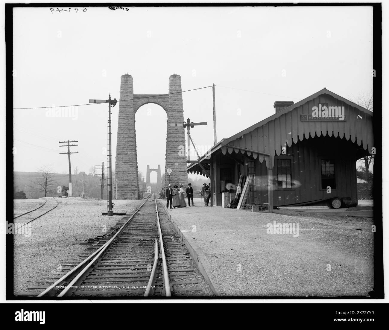High Bridge station, High Bridge, Ky., "G 4249" in negativo., Detroit Publishing Co. N. 019980., Gift; State Historical Society of Colorado; 1949, Railroad Stations. , Ponti ferroviari. , Stati Uniti, Kentucky, High Bridge. Foto Stock