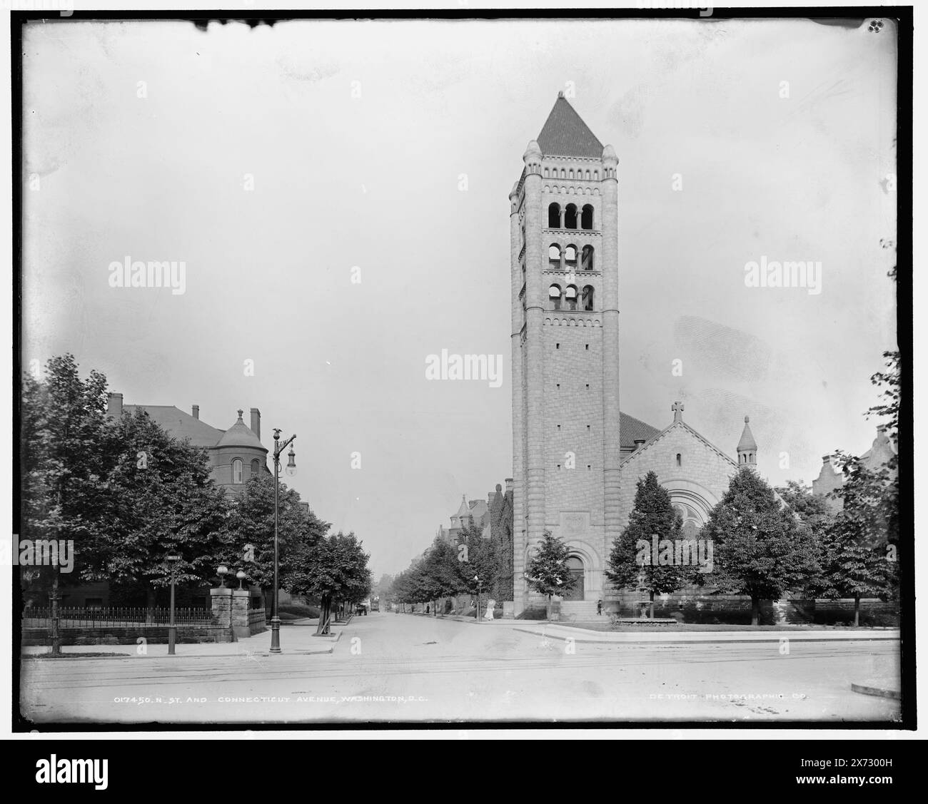 N St. And Connecticut Avenue, Washington, D.C., Data basata su Detroit, Catalogo P (1906)., Looking Up N Street from Connecticut Avenue., Detroit Publishing Co. N. 017450., Gift; State Historical Society of Colorado; 1949, Streets. , Chiese. , Campanile. , Stati Uniti, Distretto di Columbia, Washington (D.C.) Foto Stock