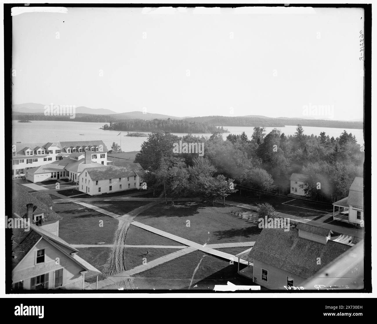Upper Saranac Lake from Saranac Inn, Adirondacks, N.Y., Title from jacket., le immagini videodisc sono fuori sequenza; l'ordine effettivo da sinistra a destra è 1A-22174, 22173, 22172., originariamente parte di un panorama più grande; sezione sinistra non in collezione., Detroit Publishing Co. N. 068218., Gift; State Historical Society of Colorado; 1949, Alberghi. , Resort. , Laghi e stagni. , Stati Uniti, New York (State), Saranac Inn. , Stati Uniti, New York (Stato), Saranac Lakes. , Stati Uniti, New York (Stato), monti Adirondack. Foto Stock