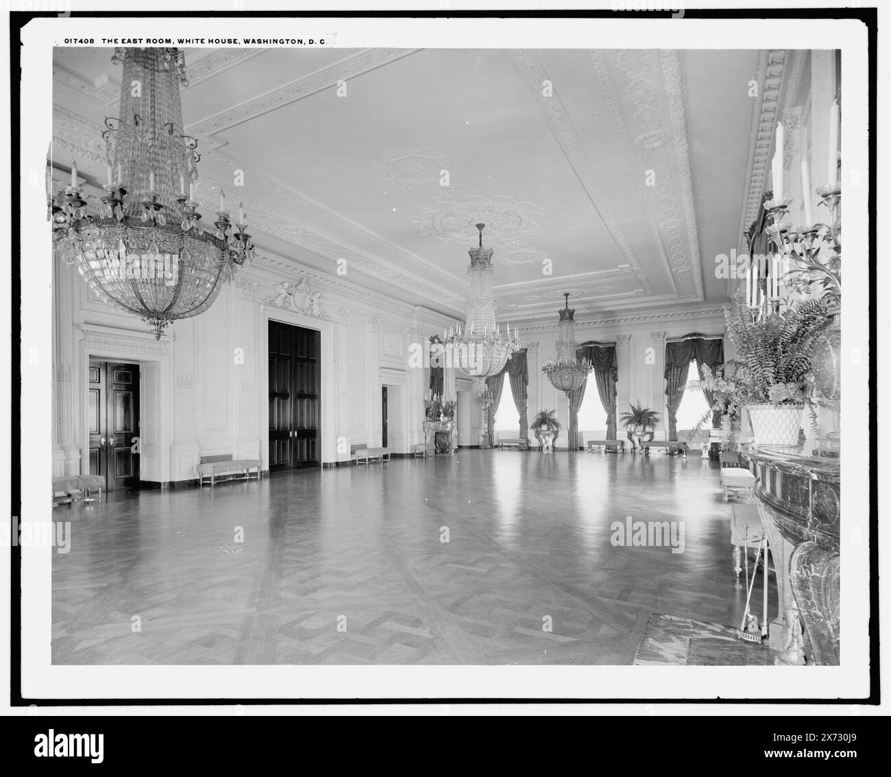 The East Room, White House, Washington, D.C., 'G 1763' su negativo e trasparenza., corrispondente trasparenza in vetro (stesso codice di serie) disponibile su telaio videodisco 1A-30069. Disponibile anche come stampa fotografica nel LOTTO 9072 D con copia negativa LC-US01Z62-77655 (pellicola in bianco e nero copia neg.), Detroit Publishing Co. N. 017408., Gift; State Historical Society of Colorado; 1949, Casa Bianca (Washington, D.C.) , Residenze ufficiali. , Sale di ricevimento. , Stati Uniti, Distretto di Columbia, Washington (D.C.) Foto Stock